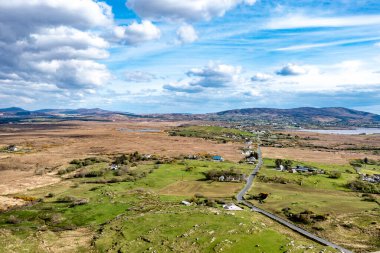 Donegal 'de Ardara ve Portnoo arasındaki Sandfield bölgesinin havadan görüntüsü - İrlanda