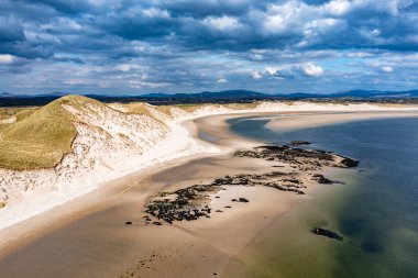 Donegal 'de Ardara ve Portnoo arasındaki Sheskinmore Körfezi - İrlanda