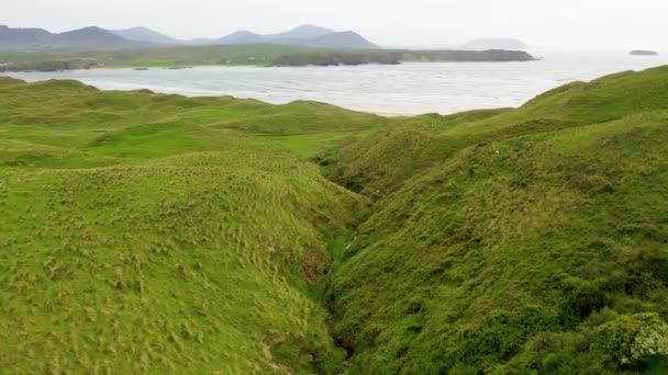 爱尔兰北部海岸多尼加县拉格向五指线流动的河流的空中景观 — 图库视频影像