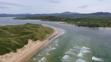 Donegal, İrlanda 'daki Five Fingers Strand' in hava görüntüsü.
