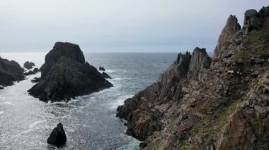 İrlanda 'daki Malin Head kıyı şeridinin havadan görüntüsü.