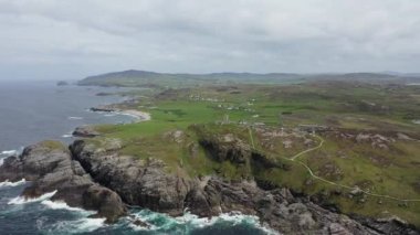 İrlanda 'daki Malin Head kıyı şeridinin havadan görüntüsü.