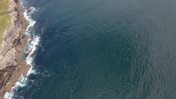 ドニゴール州ダングローの南のファルコーリブによる海岸線の空中ビュー アイルランド — ストック動画