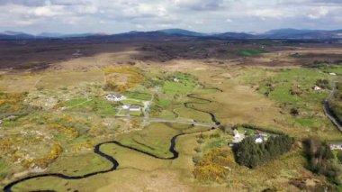 Donegal 'de Ardara ve Portnoo arasındaki Sandfield bölgesinin havadan görüntüsü - İrlanda