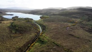 İrlanda Cumhuriyeti Donegal ilçesinde Falcarragh 'ın Burtonport Demiryolu Yürüyüşü' nün hava manzarası..
