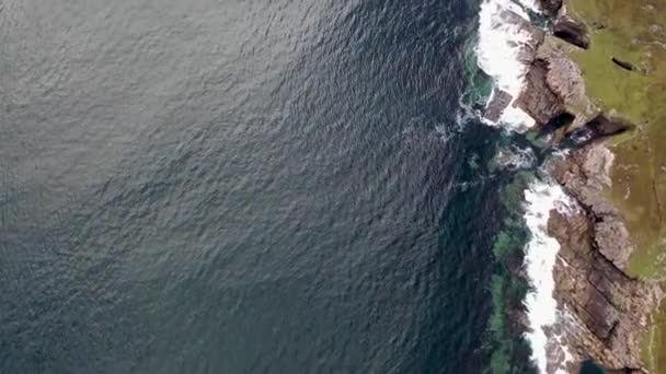 ドニゴール州ダングローの南のファルコーリブによる海岸線の空中ビュー アイルランド — ストック動画