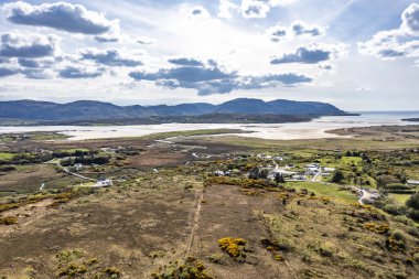 Donegal 'de Ardara ve Portnoo arasındaki Sandfield bölgesinin havadan görüntüsü - İrlanda