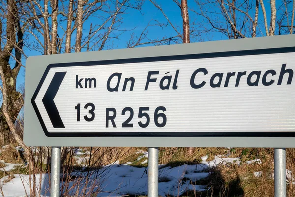 Пойте Ирландском Языке Указывая Путь Перевод Falcarragh — стоковое фото