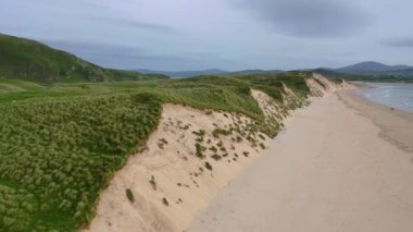 Donegal, İrlanda 'daki Five Fingers Strand' in hava görüntüsü.