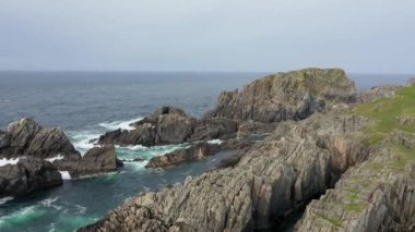 İrlanda 'daki Malin Head kıyı şeridinin havadan görüntüsü.