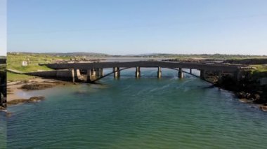Atlantik üzerinden Cruit Adası, Donegal, İrlanda 'ya giden köprünün havadan görüntüsü..