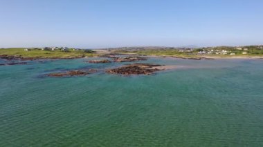 Atlantik üzerinden Cruit Adası, Donegal, İrlanda 'ya giden köprünün havadan görüntüsü..