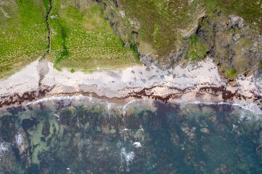 Donegal, İrlanda 'daki Five Fingers Strand' in hava görüntüsü.