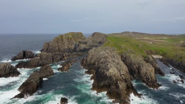 アイルランドのMalin Headの海岸線の空中ビュー — ストック動画