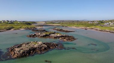 Atlantik üzerinden Cruit Adası, Donegal, İrlanda 'ya giden köprünün havadan görüntüsü..