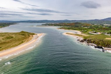 Donegal, İrlanda 'daki Five Fingers Strand' in hava görüntüsü.