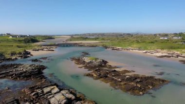 Atlantik üzerinden Cruit Adası, Donegal, İrlanda 'ya giden köprünün havadan görüntüsü..