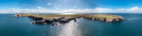 爱尔兰多纳加尔县托里岛上的悬崖和海仓 — 图库照片
