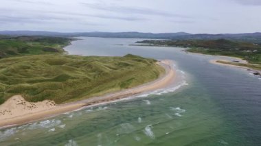 Donegal, İrlanda 'daki Five Fingers Strand' in hava görüntüsü.