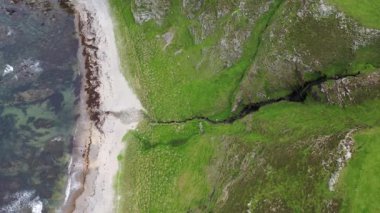 Donegal, İrlanda 'daki Five Fingers Strand' in hava görüntüsü.