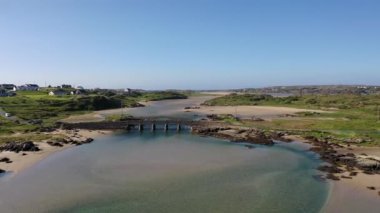 Atlantik üzerinden Cruit Adası, Donegal, İrlanda 'ya giden köprünün havadan görüntüsü..