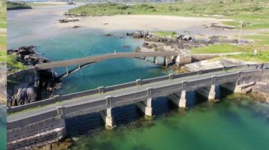 Atlantik üzerinden Cruit Adası, Donegal, İrlanda 'ya giden köprünün havadan görüntüsü..