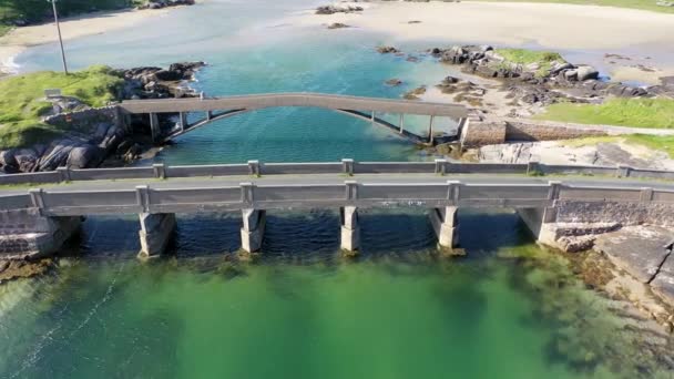 Atlantik Üzerinden Cruit Adası Donegal Rlanda Giden Köprünün Havadan Görüntüsü — Stok video