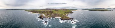 Donegal, İrlanda 'daki Five Fingers Strand' in hava görüntüsü.