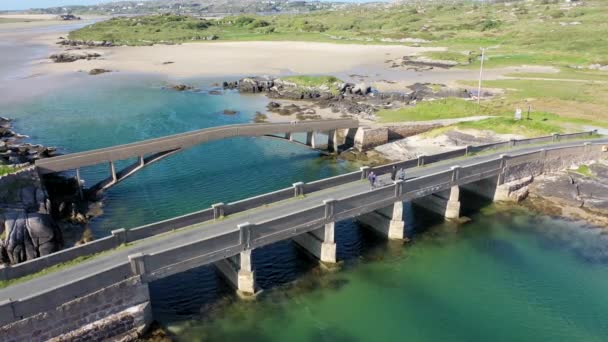 Vista Aérea Del Puente Sobre Atlántico Cruit Island Condado Donegal — Vídeos de Stock