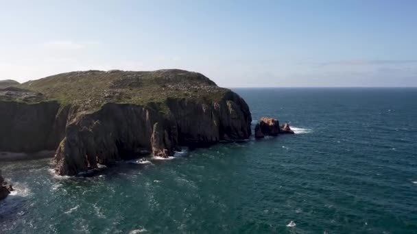 Αεροφωτογραφία Του Βράχου Του Νησιού Owey County Donegal Ιρλανδία — Αρχείο Βίντεο