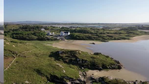 Vista Aérea Iglesia Marys Kincasslagh Condado Donegal Irlanda — Vídeo de stock