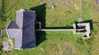 Meencorwick 'teki Thorr Ulusal Okulu' nun havadan görünüşü Crolly, County Donegal - İrlanda.