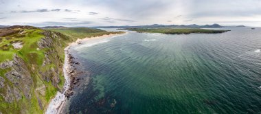 Donegal, İrlanda 'daki Five Fingers Strand' in hava görüntüsü.