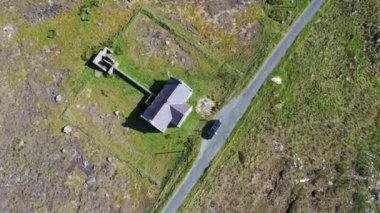 Meencorwick 'teki Thorr Ulusal Okulu' nun havadan görünüşü Crolly, County Donegal - İrlanda.