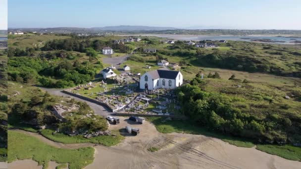 Vista Aérea Iglesia Marys Kincasslagh Condado Donegal Irlanda — Vídeo de stock