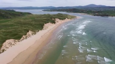 Donegal, İrlanda 'daki Five Fingers Strand' in hava görüntüsü.