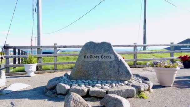爱尔兰共和国多纳加尔县Na Cloca Cora村的石头翻译 Cloughcor — 图库视频影像