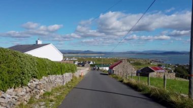 Arranmore 'daki Cloughcor yolu, Donegal İlçesi - İrlanda Cumhuriyeti.