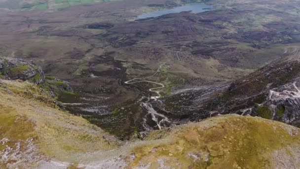 Vista Aérea Del Camino Los Mineros Cima Montaña Muckish Donegal — Vídeos de Stock