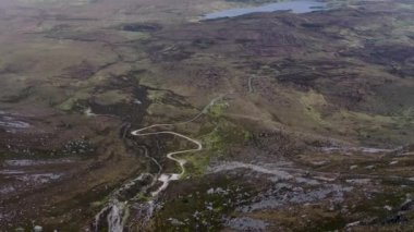 Donegal, İrlanda 'daki Muckish Dağı' nın zirvesine giden madencilerin hava manzarası..