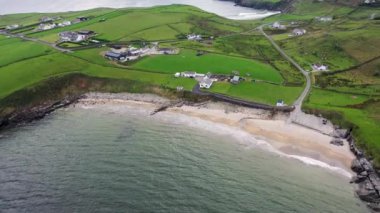 İrlanda 'nın Donegal ilçesindeki Muckros Head plajının hava görüntüsü..