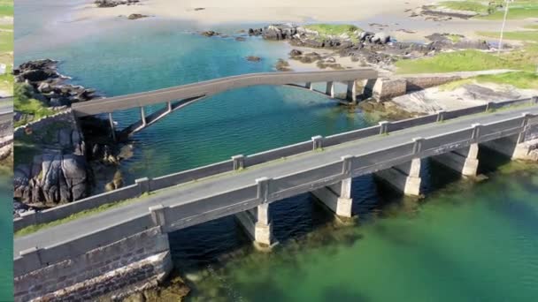 Atlantik Üzerinden Cruit Adası Donegal Rlanda Giden Köprünün Havadan Görüntüsü — Stok video