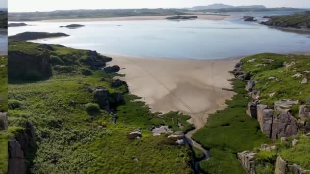 爱尔兰Donegal县Kincasslagh圣玛丽教堂附近海岸的空中景观 — 图库视频影像