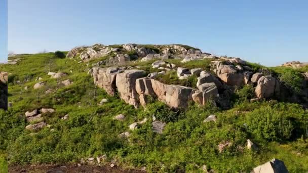 爱尔兰Donegal县Kincasslagh圣玛丽教堂附近的大块岩石的空中景观 — 图库视频影像