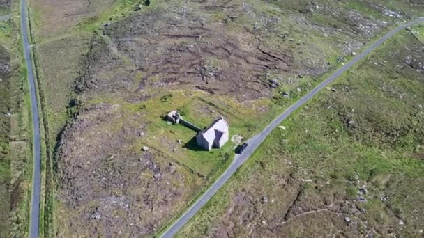 Luftaufnahme Der Thorr National School Meencorwick Bei Crolly County Donegal — Stockvideo