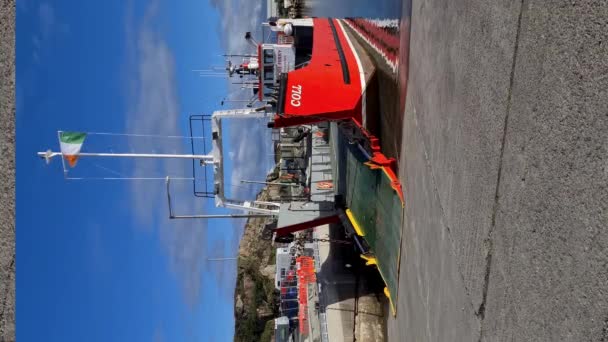 Burtonport County Donegal Irlanti Elokuu 2022 Lautta Valmiina Matkustajia Autoja — kuvapankkivideo