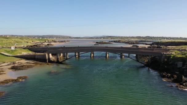 爱尔兰多纳加尔县大西洋至克鲁斯岛大桥的空中景观 — 图库视频影像