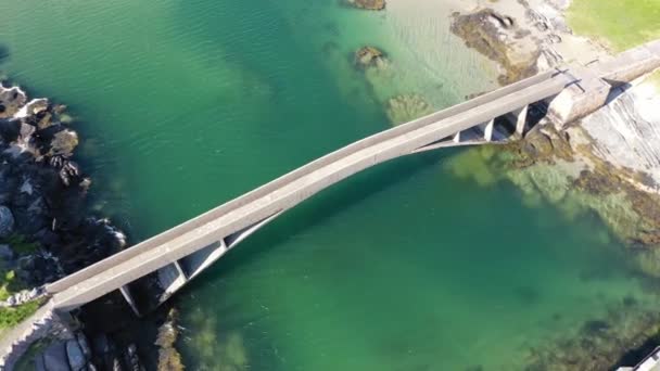 大西洋からアイルランドのドニゴール州クルーズ島への橋の空中ビュー — ストック動画