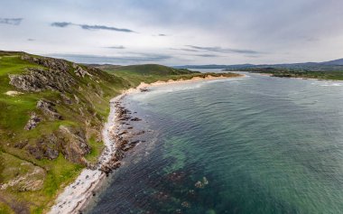 Donegal, İrlanda 'daki Five Fingers Strand' in hava görüntüsü.