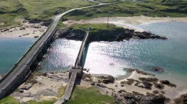 Atlantik üzerinden Cruit Adası, Donegal, İrlanda 'ya giden köprünün havadan görüntüsü..